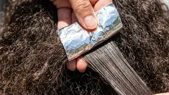 Folie gör underverk: Ett knep som förvandlar ostyrigt hår till lyxiga lockar på några minuter