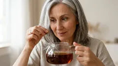 Hårfärg direkt från tekannan: Ett enkelt sätt att täcka grått hår med huskurer